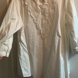White poplin ModCloth 3X button down blouse never worn. Lace neckline detail.